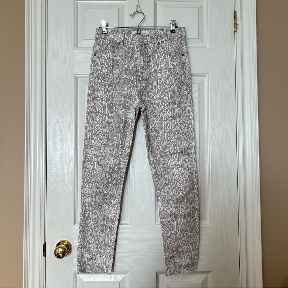 Aritzia Denim Forum Lola High Rise Skinny Crop Jeans White Snake Print - Sz 27 - Picture 4 of 16